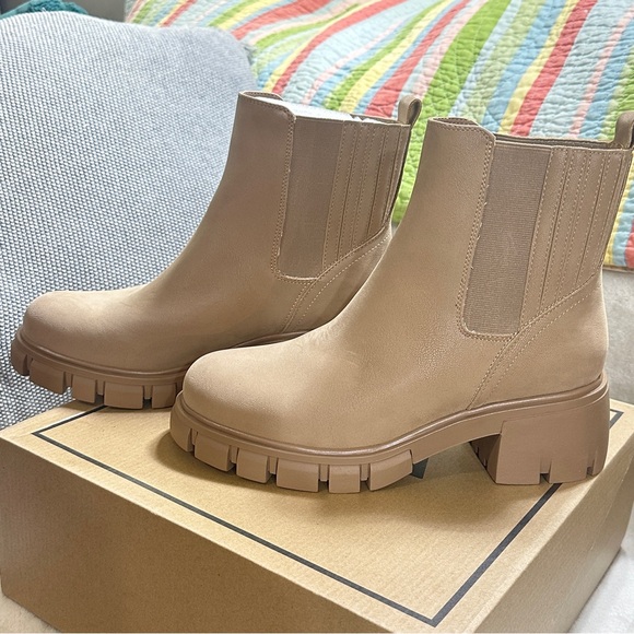 Mia (NEW IN BOX) Boots - Picture 2 of 5